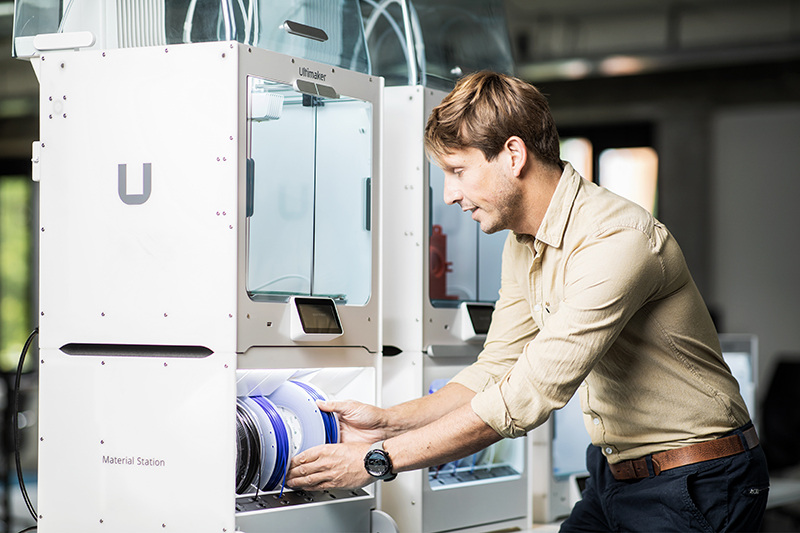 Ultimaker-S3-S5-Pro-Bundle-Air-manager-Material-station-photography-126