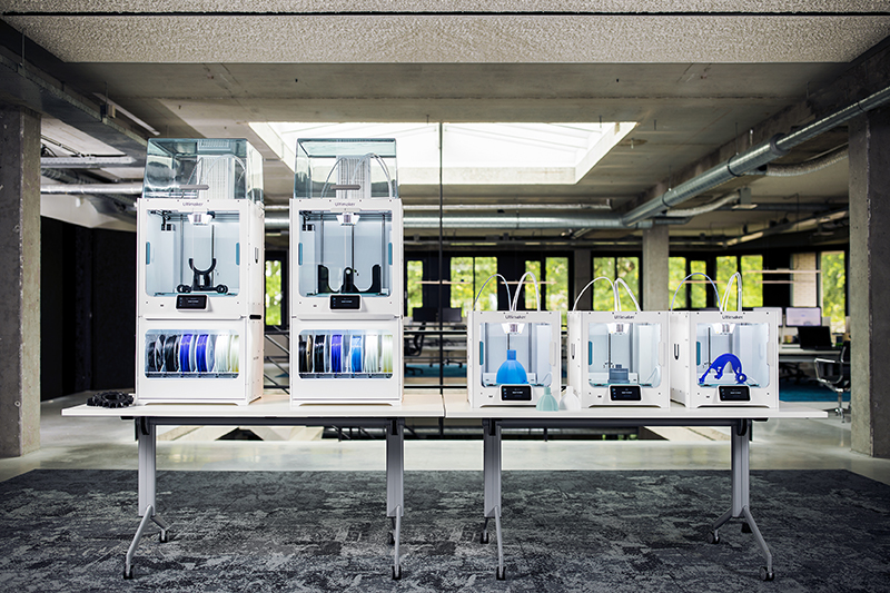 Ultimaker-S3-S5-Pro-Bundle-Air-manager-Material-station-photography-93