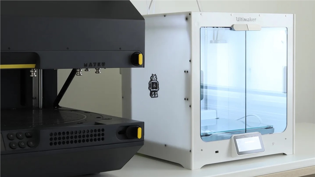 Mayku Multiplier 桌上型壓力成型機 (左) 與 Ultimaker 3D 列印機 (右) Mayku Multiplier 桌上型壓力成型機 (左) 與 Ultimaker 3D 列印機 (右)